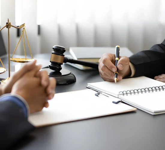 Advogado em reuniao analisando documentos e orientando cliente, ilustrando o que um advogado civil faz no exercicio do direito civil.